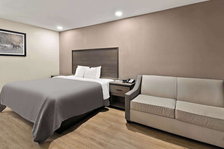 1 King Bed (5 of 19)