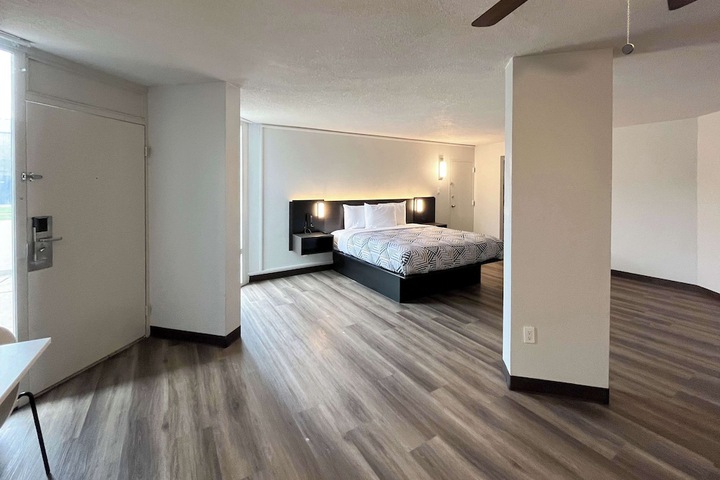 Room 13 of 21