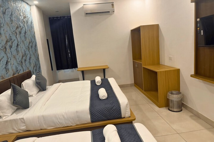 Room 7 of 16