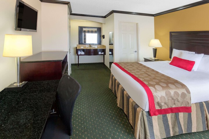 1 Queen Bed (4 of 18)