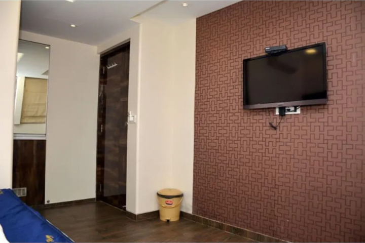Room 9 of 11