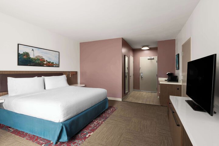 1 King Bed (2 of 19)