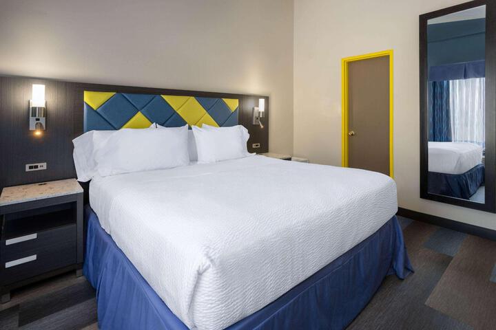1 King Bed Accessible (4 of 9)