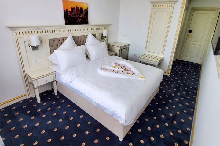 Room 6 of 17