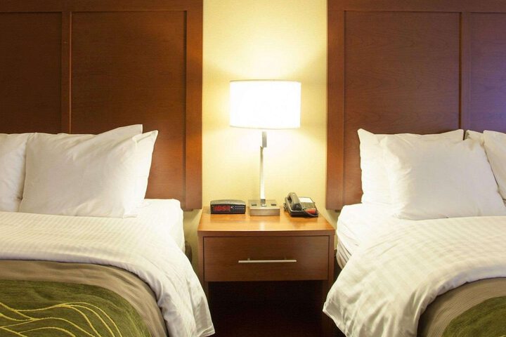 2 Queen Beds (6 of 8)