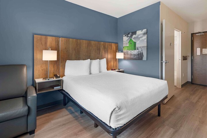 Standard Studio 1 Queen Bed (3 of 13)