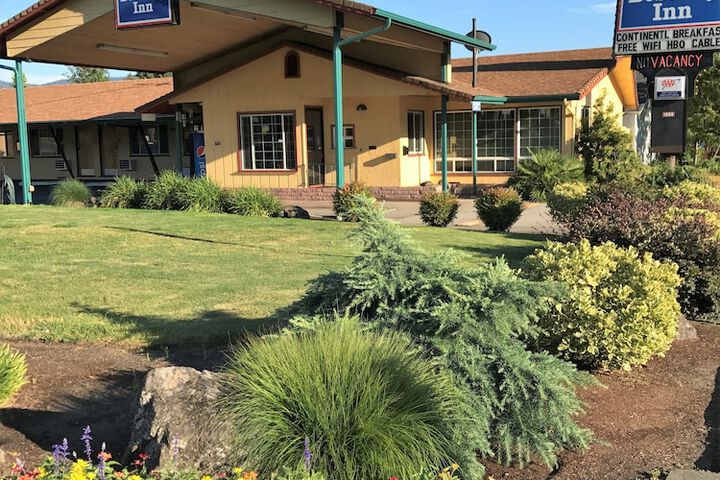 Hotel Exterior 30 of 33