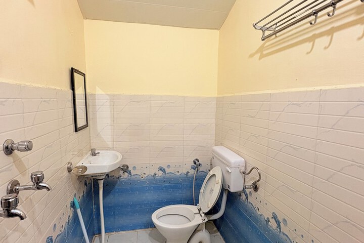 Room 4 of 9