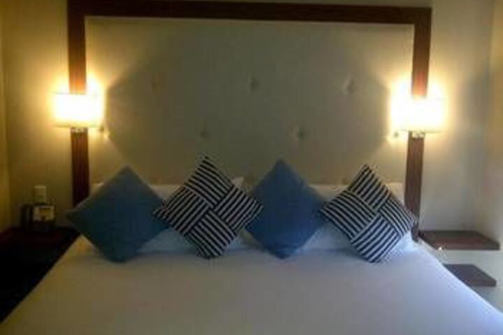 Room 9 of 32