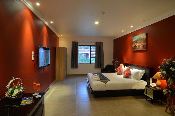 Room 8 of 33