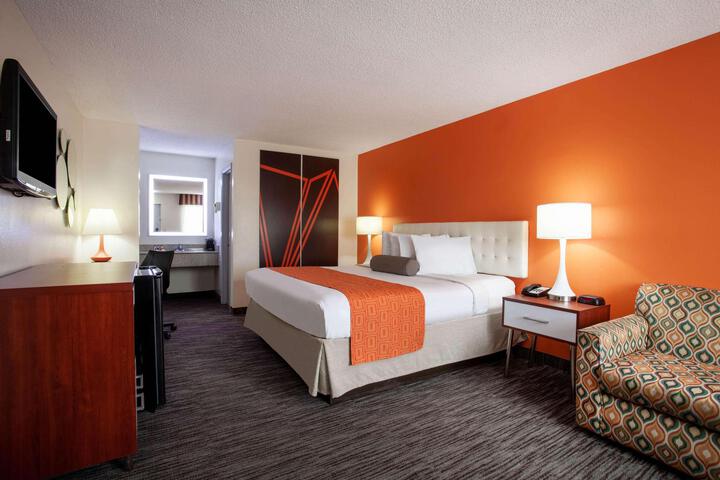 1 King Bed (3 of 7)