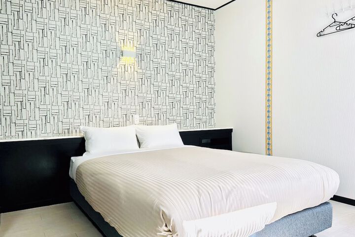 Room 5 of 32