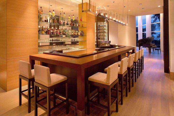 Lounge 105 of 131