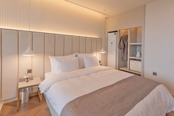Room 28 of 53