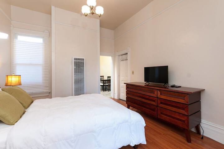 Room 6 of 8