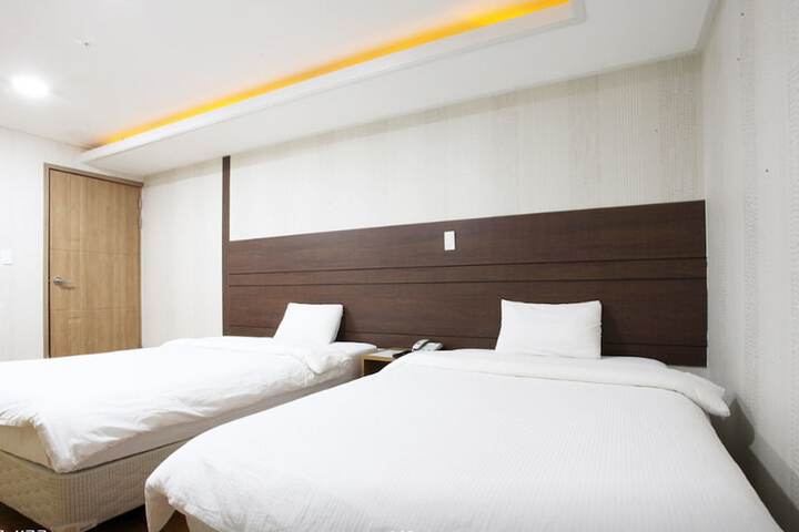 Room 4 of 28