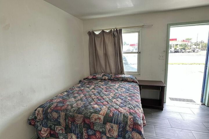 Room 8 of 16