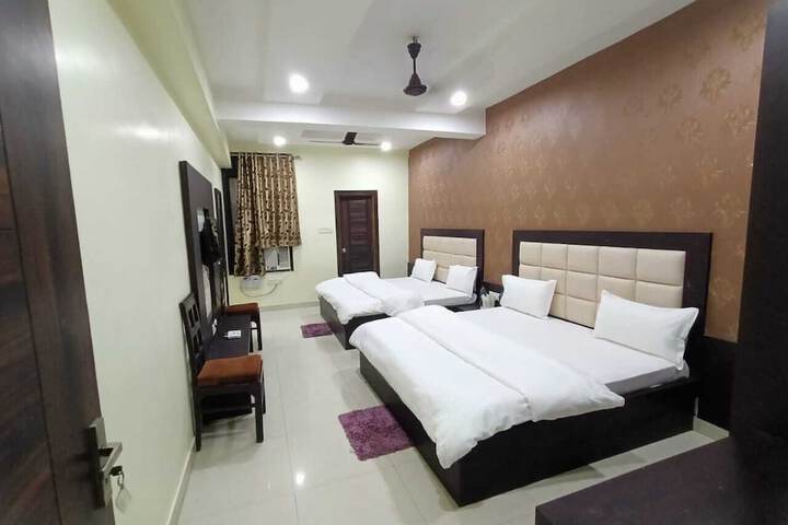 Room 6 of 10
