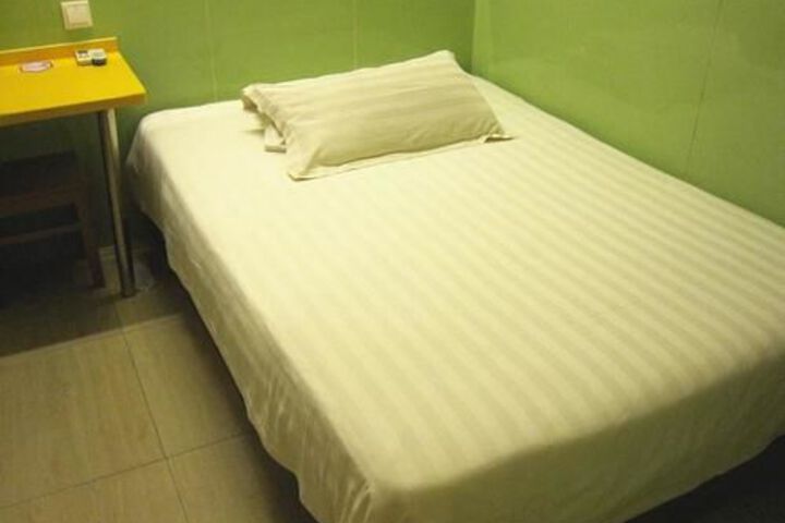 Room 6 of 10