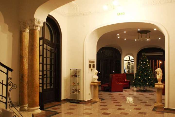 Entrance & Lobby