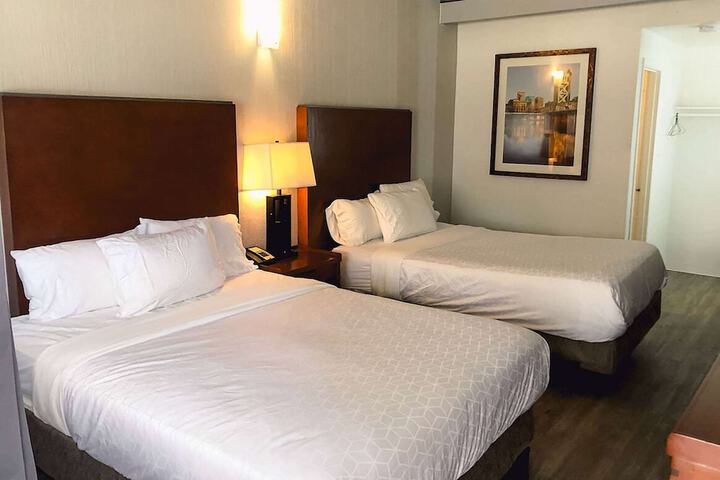 1 Queen Bed (4 of 8)