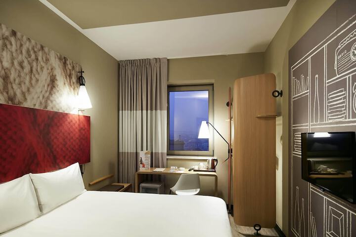 Room 11 of 34