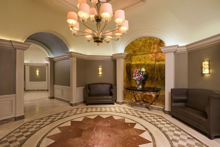 Lobby lounge