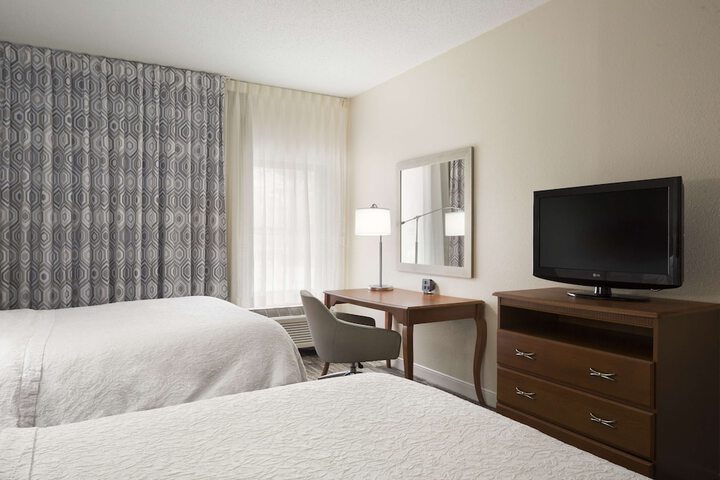 2 Queen Beds (3 of 10)