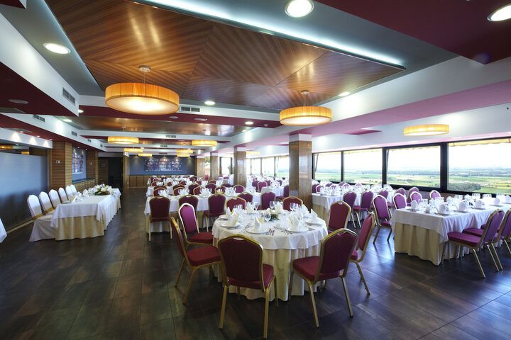 Ballroom/Hall 27 of 38