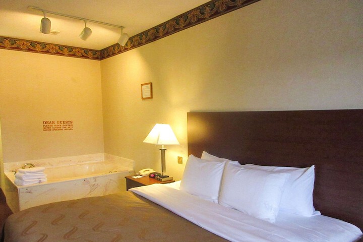1 King Bed (4 of 8)