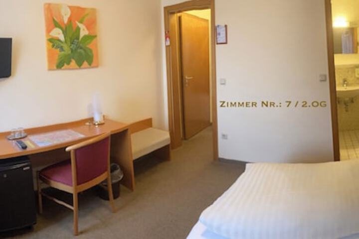 Room 33 of 106