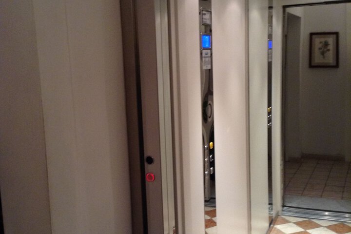 Ballroom/Hall 40 of 49
