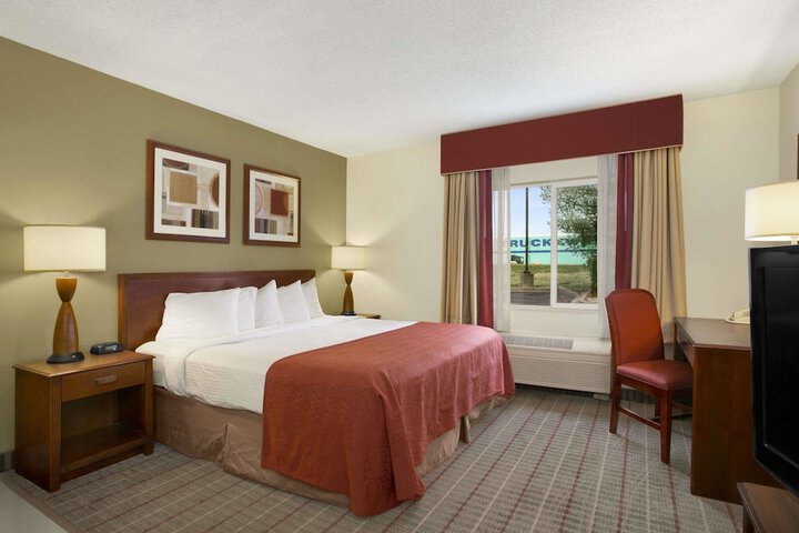 1 Queen Bed Accessible Room (4 of 7)