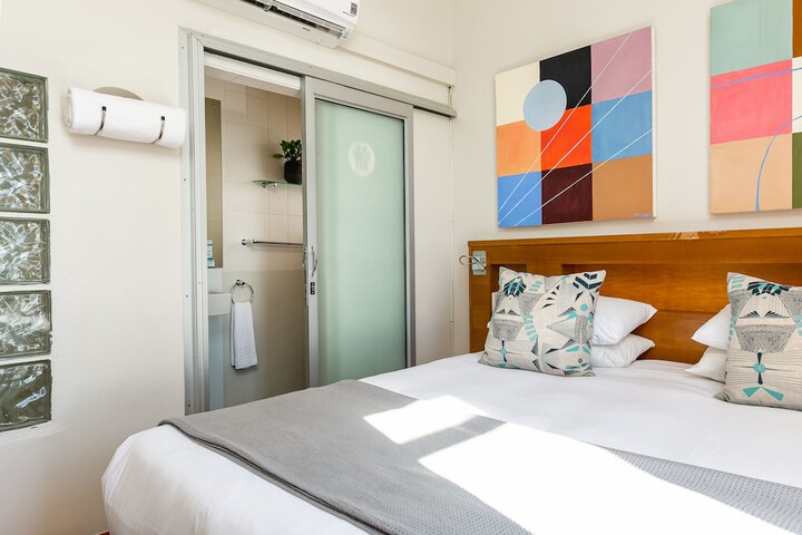 Room 28 of 240