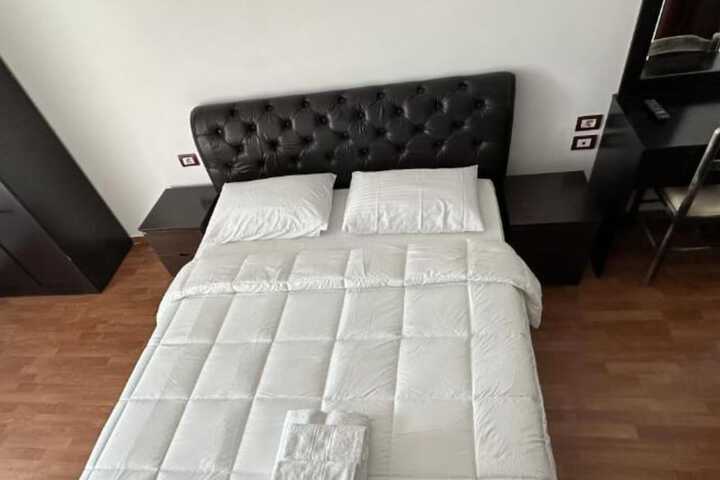 Room 7 of 100