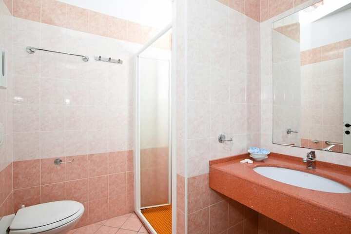 Room 6 of 17