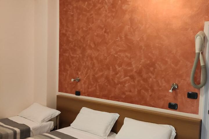 Room 4 of 10