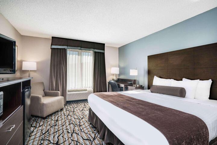 1 King Bed (2 of 4)