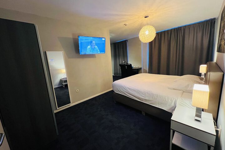 Room 6 of 19