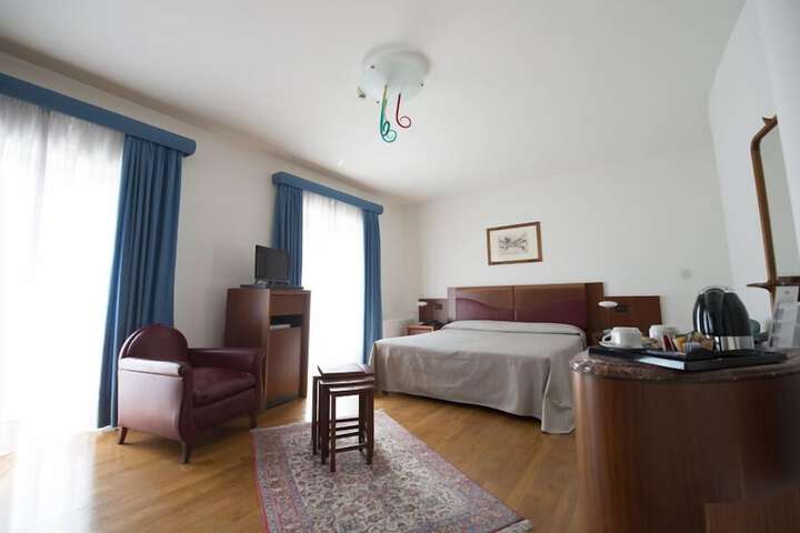 Room 12 of 43
