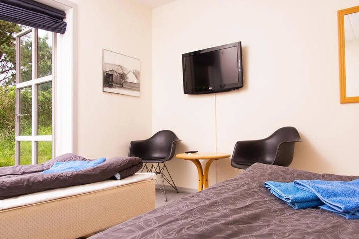 Room 2 of 6