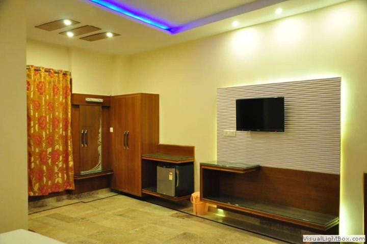 Room 5 of 12