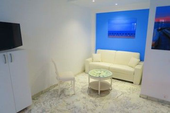 Room 9 of 12