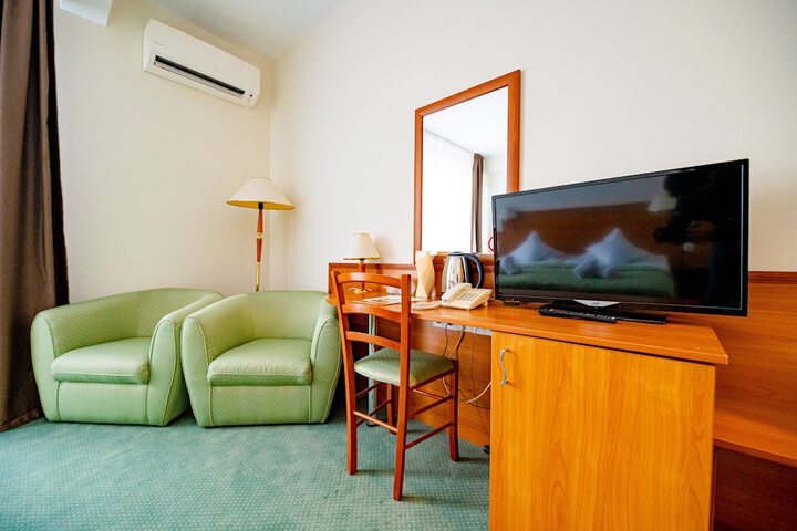 Room 9 of 32