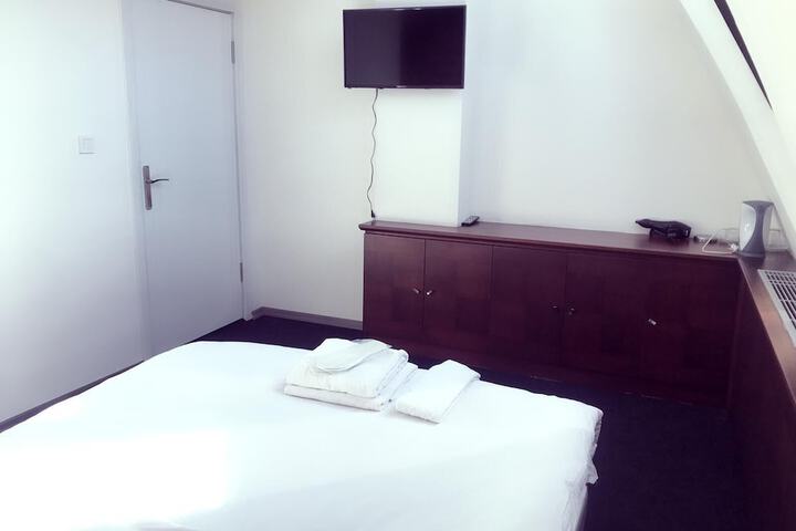 Room 2 of 8