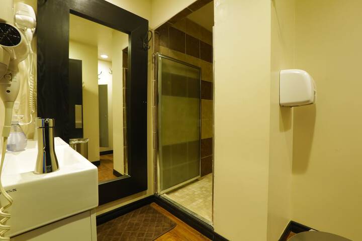 Room 18 of 80