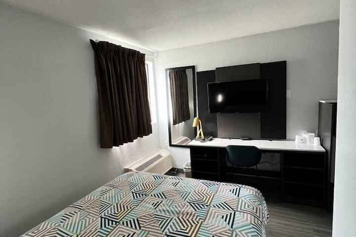 1 Queen Bed (19 of 19)