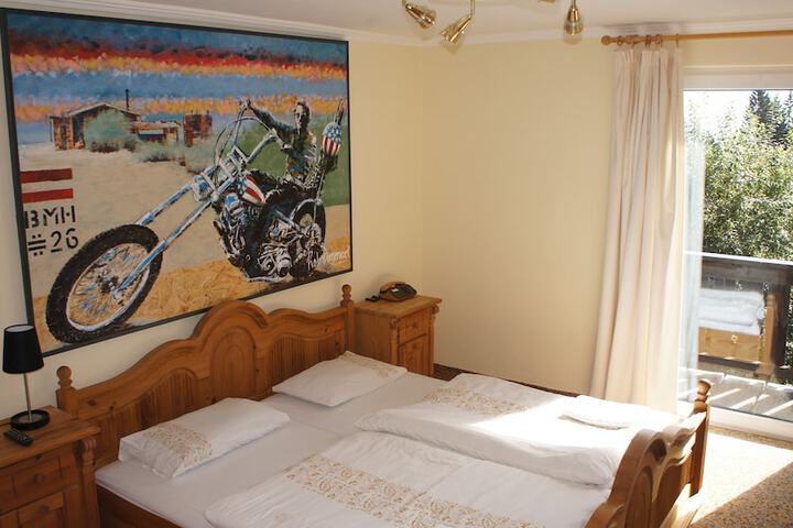 Room 9 of 77