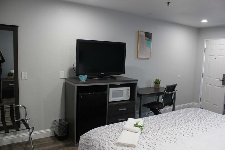 1 King Bed Flat Screen Television Microwave and Refrigerator High Speed Internet Accessible (2 of 10)
