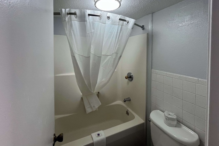 1 King Bed Micfridge (1 of 5)